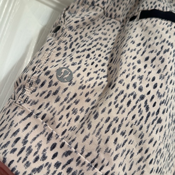 Lululemon Spring Break Away Short *4-way Stretch
Dottie Dash Grain Black EUC - Picture 9 of 12